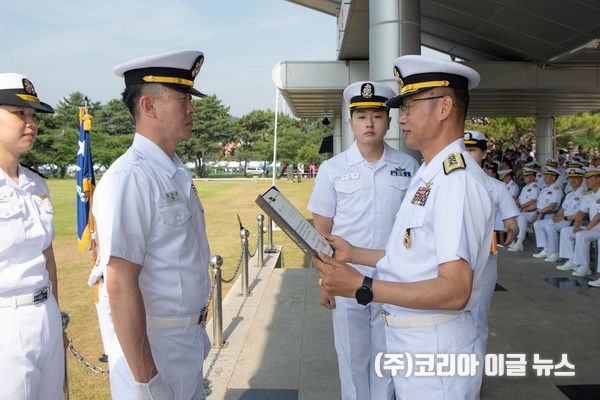 임관 성적 우수자가 교육사령관으로부터 상장을 수여받고 있다.&nbsp; (사진/제공=정훈실 하사 홍성민)