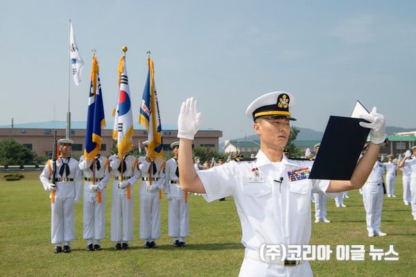 제병지휘자가 임과하는 준위들 대표로 선서를 하고있다.&nbsp;&nbsp; (사진/제공=정훈실 하사 홍성민)