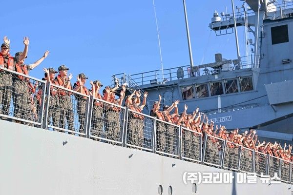 6월 30일(월) 오전 3학년 생도들이 천왕봉함을 타고 진해 군항에서 출항하고 있다.&nbsp; &nbsp;(사진/제공=해군사관학교)