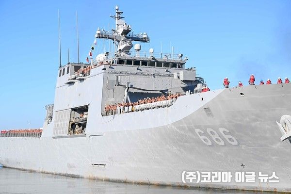 6월 30일(월) 오전 3학년 생도들이 천왕봉함을 타고 진해 군항에서 출항하고 있다.&nbsp; &nbsp;(사진/제공=해군사관학교)