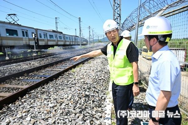 폭염특보 속 11일 서울지하철 9호선 개화차량기지를 찾은 오세훈 서울시장이 열차 레일 자동 살수설비를 점검하고 있다. (사진/제공=서울시)