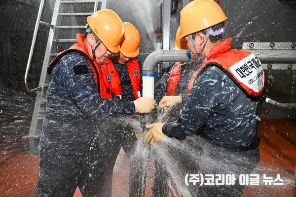 해군 옹진함 승조원들이 지난 10일 경남 진해 해군기지에 위치한 8전투훈련단 육상훈련대대 손상통제훈련장에서 파이프 파공 상황이 발생하자,&nbsp;탐지조사요원이 초기 피해규모를 신속히 조사하고, 손상통제요원을 구역별 투입하고, 플렉시블 파이프 패치로&nbsp;파공 부위를 차단하고 있다. (사진제공 = 5기뢰/상륙전단)