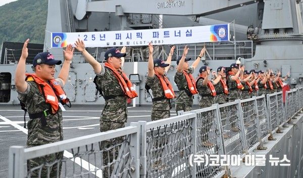 지난 13일 오후,&nbsp;'2025년 퍼시픽파트너십 훈련'을 위해 출항하는 파트너십 훈련단대원들이 진해 군항 부두를 향해 손흔들고 있다.&nbsp;(사진제공 = 해군 5기뢰/상륙전단)
