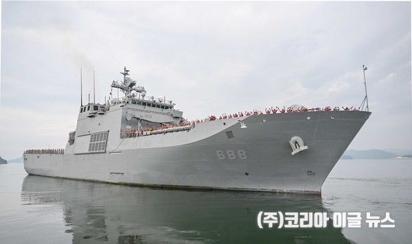 지난 13일 오후, 진해 군항에서&nbsp;'2025년 퍼시픽파트너십 훈련'을 위해 해군 일출봉함이 출항하고 있다. (사진제공 = 해군 5기뢰/상륙전단)