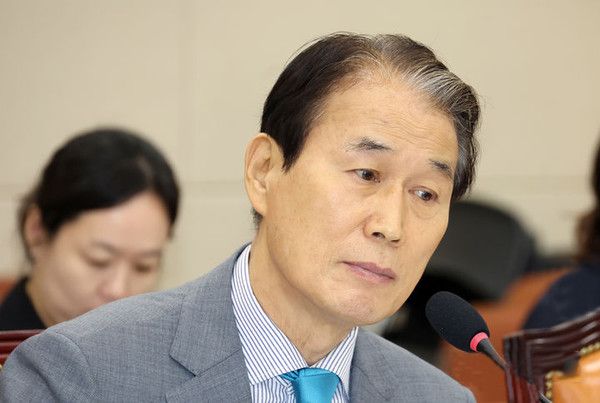 권오을 국가보훈부 장관 후보자가 15일 국회에서 열린 정무위원회의 인사청문회에서 의원 질의를 듣고 있다.&nbsp;