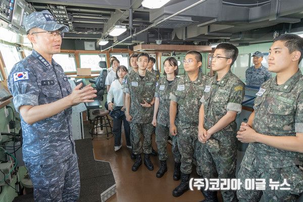 경기과기대 학군부사관후보생들이 서애류성룡함에 승함해 함정의 주요 장비와 내부시설을 둘러보고 있다.&nbsp; (사진/제공=해군)