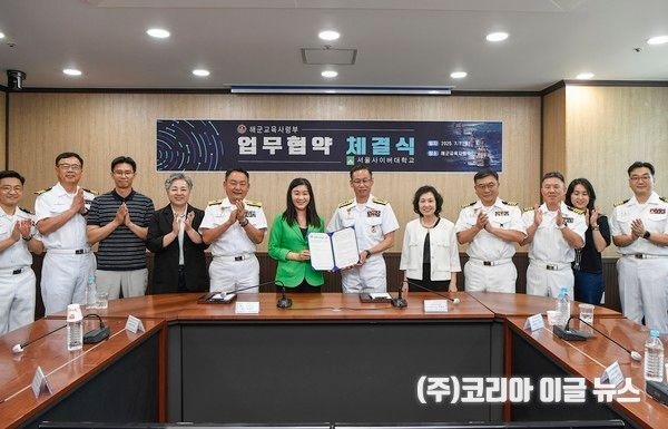 협약서에 서명한 뒤 해군교육사령관(오른쪽 강정호 중장)과 서울사이버대학교 총장(왼쪽 이은주)이 협약서를 함께 들고 기념사진을 촬영하고 있다.&nbsp; (사진/제공=정훈실 하사 홍성민)