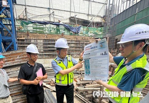 지난 8일 한병용 서울시 재난안전실장이 건설공사장을 방문해 ‘온열질환 예방 5대 기본수칙’ 포스터를 설명하고 있다. (사진/제공=서울시)