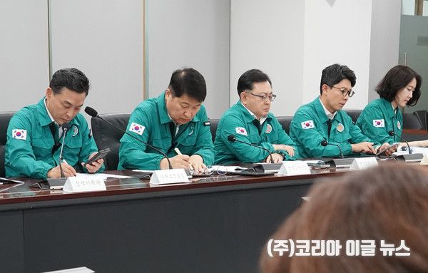 9일 오전 10시30분 서울시청 기획상황실(6층)에서 서울시 3부시장(행정1·2,정무), 재난안전실장, 소방재난본부장, 복지실장, 교통실장 등 시민 안전과 밀접한 12개 기관장이 참석한 가운데 「긴급 폭염대책 상황 점검 회의」가 개최되고 있다. (사진/제공=서울시)