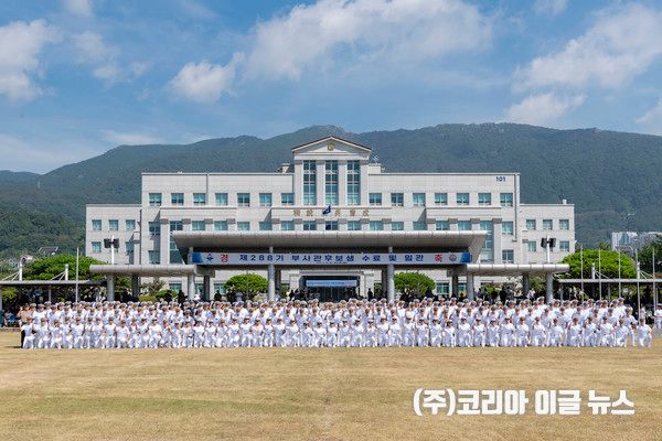 부사관 288기가 교육사령부 연병장 사열대 앞에서 기념사진을 촬영하고 있다. (사진/제공=교육사 정훈실 하사 홍성민, 교육사 기군단 정훈과 하사 고명규)
