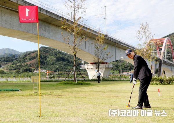 하승철 하동군수가 시타를 하고 있다.&nbsp; (사진/제공=하동군)