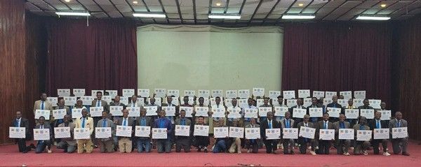 지난 10일 에티오피아 84개 교회 대표 목회자들이 ‘신천지예수교 증거장막성전 베드로지파 에티오피아 간판 교체식’에서 기념 촬영을 하고 있다.&nbsp; &nbsp;[사진제공=신천지예수교회]