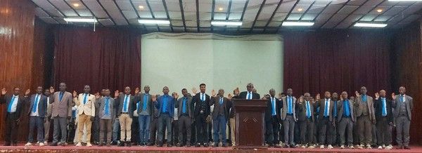 지난 10일 ‘신천지예수교 증거장막성전 베드로지파 에티오피아 84개 교회 간판 교체식’에서 84개 교회 대표 목회자들이 결의식을 진행하고 있다.&nbsp;&nbsp;[사진제공=신천지예수교회]