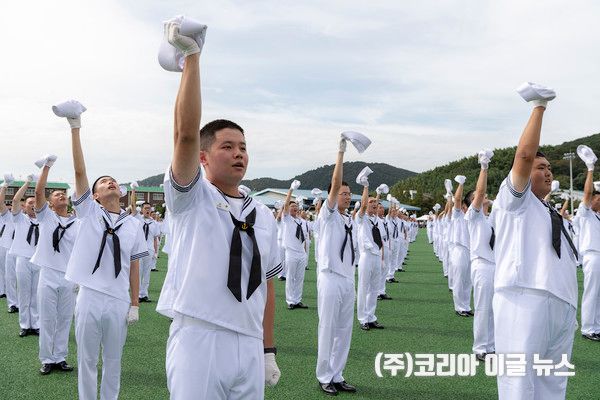 해군교육사령부는 9월 19일(금), 기초군사교육단 연병장에서 해군병 716기 수료식을 열어 672명의 정예 해군병을 배출했다. 사진은 훈련병들이 환하게 웃고 있는 모습&nbsp;&nbsp;(사진/제공=해군)