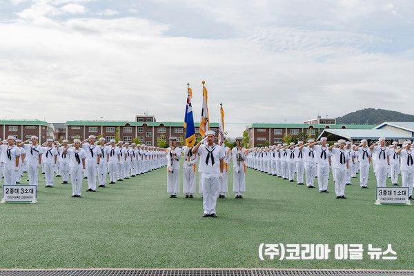 해군교육사령부는 9월 19일(금), 기초군사교육단 연병장에서 해군병 716기 수료식을 열어 672명의 정예 해군병을 배출했다. 사진은 훈련병들이 경례하고 있는 모습 (사진/제공=해군)
