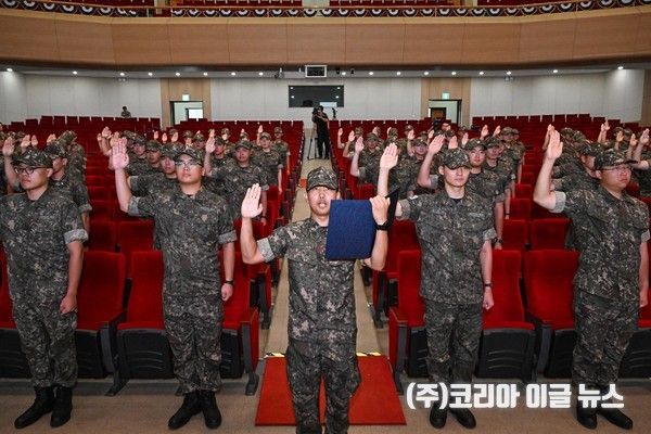 23일(화), 해군사관학교 웅포강당에서 진행된 제139기 해군사관후보생 입교식에서 해군사관후보생들이 입교선서를 하고 있다.&nbsp;(사진/제공=해군)