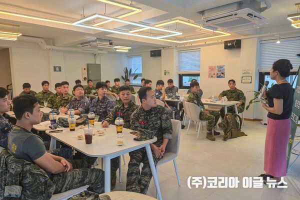 청년장병 기업탐방형 일경험 프로그램에 참가한 해군 장병들이 25일(목) '(주)참빛 살라트앤올되다' 최선미 대표로부터 기업 소개를 듣고 있다.&nbsp; (사진/제공=해군)