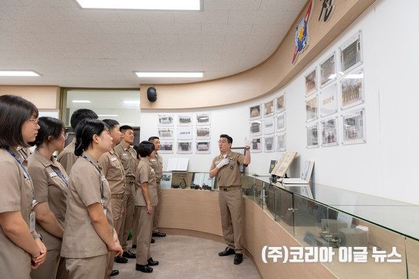 전시실에서 초급반 교육생들에게 교육을 하는 모습&nbsp; (사진/제공=정훈실 하사 홍성민)