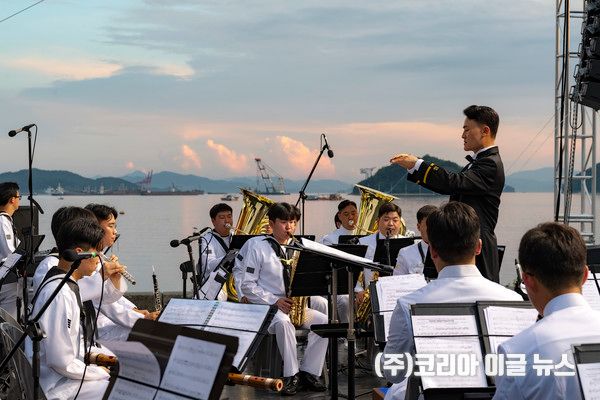 해군교육사령부 군악대가 정영갑 준위(오른쪽 지휘자)의 지휘 아래 연주를 선보이고 있다.&nbsp; (사진/제공=정훈실 하사 홍성민)