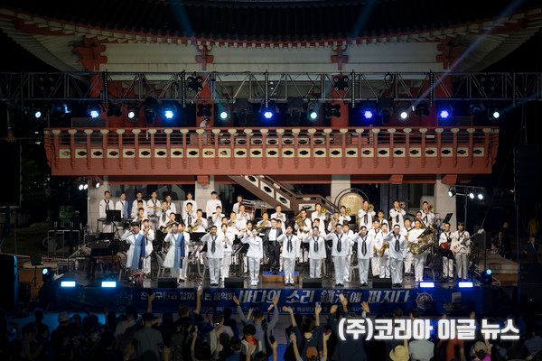 해군교육사령부 군악대가 무대 종료 후 진해구민에게 경례를 하고 있다. (사진/제공=정훈실 하사 홍성민)