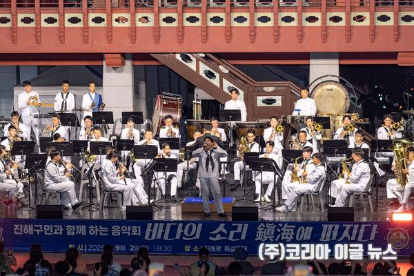 해군교육사령부 군악대가 무대 위에서 연주를 선보이고 있다.&nbsp;&nbsp; (사진/제공=정훈실 하사 홍성민)