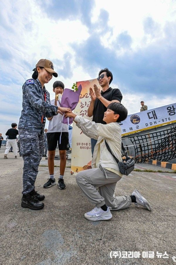 &nbsp;6개월간의 파병 임무를 마치고 진해 군항에 입항한 청해부대 45진 부대원이 가족들과 재회의 기쁨을 나누고 있다. /&nbsp;청해부대 45진 상사 박정언&nbsp; (사진/제공=상사 박재우)