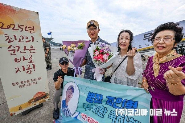 6개월간의 파병 임무를 마치고 진해 군항에 입항한 청해부대 45진 부대원이 가족들과 재회의 기쁨을 나누고 있다./ 청해부대 45진 병장 조인혁&nbsp; &nbsp; (사진/제공=상사 박재우)
