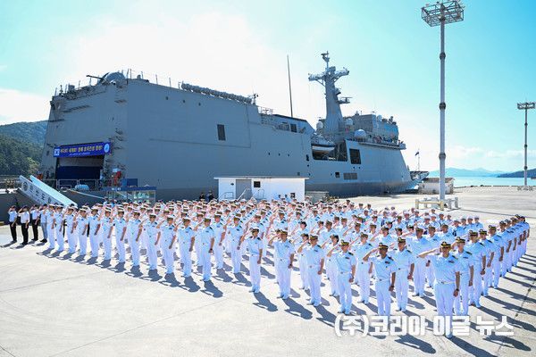 9월 5일(금) 진해 군항에서 거행된 2025년 순항훈련전단 환송행사에서 홍상용(준장) 순항훈련전단장을 비롯한 해군사관학교 80기 사관생도와 장병들이 임석상관(해군작전사령관)에게 출항신고 경례를 하고 있다.&nbsp; (사진/제공=해군)