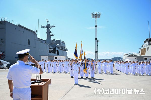 9월 5일(금) 진해 군항에서 거행된 2025년 순항훈련전단 환송행사에서 홍상용(준장) 순항훈련전단장을 비롯한 해군사관학교 80기 사관생도와 장병들이 임석상관(해군작전사령관)에게 출항신고 경례를 하고 있다.&nbsp; (사진/제공=해군)