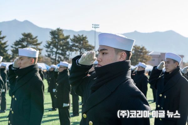 해군교육사령부는 1월 9일 오전 기초군사교육단 연병장에서 해군병 720기 수료식을 개최했다. (1).jpg