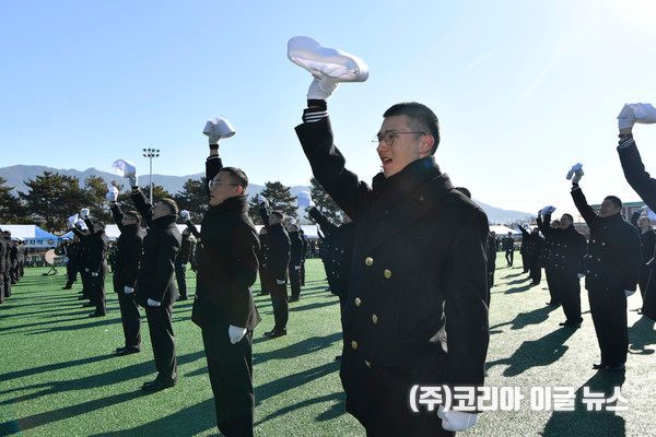 지휘관의 수료 선언이 발표되자 720기 해군병들이 정모를 벗어 힘차게 흔들고 있다.&nbsp;&nbsp;(사진/제공=&nbsp;정훈실 중사(진) 홍성민, 고명규, 하사 윤해영)