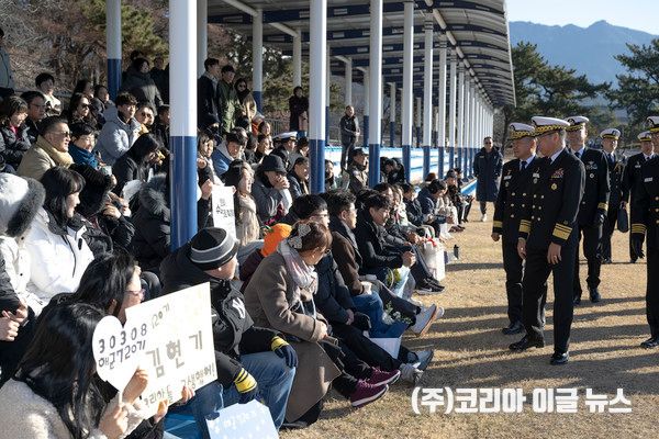 강정호(중장) 해군교육사령관이 수료식에 앞서 가족들을 만나 인사하고 있다.&nbsp;&nbsp;&nbsp;(사진/제공=&nbsp;정훈실 중사(진) 홍성민, 고명규, 하사 윤해영)