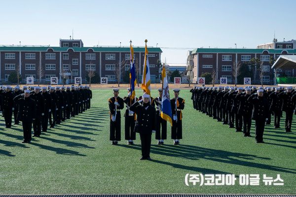 대대장 훈련병 이성현 이병을 비롯한 202명의 훈련병들이 기초군사교육단장 김광민 준장에게 수료신고를 하고 있다.&nbsp; (사진/제공=&nbsp;정훈실 중사(진) 홍성민, 고명규, 하사 윤해영)