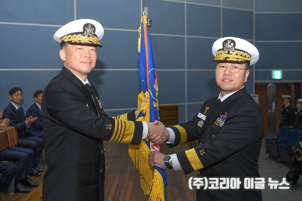 14일(수) 해군 진기사에서 거행된 제24대 진해기지사령관 취임식에서 황호(오른쪽) 신임 진해기지사령관이 강동길 해군참모총장으로부터 부대기를 이양받고 있다. (사진/제공=해군)