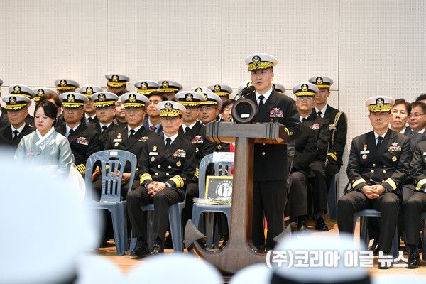 19일(월) 제9대 해군잠수함사령관 취임식에서 김태훈(소장) 신임 해군잠수함사령관이 잠수함사 장병 및 군무원에게 취임사를 말하고있다.&nbsp; (사진/제공=&nbsp;이승엽 중사)