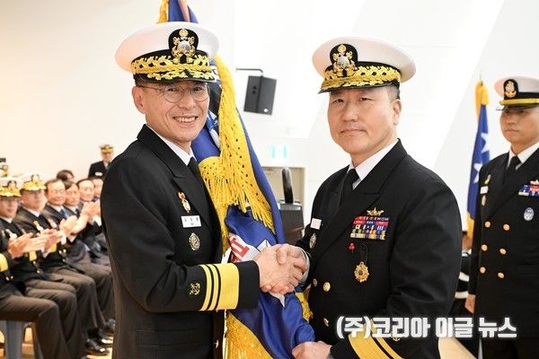 19일(월) 제9대 해군잠수함사령관 취임식에서 김태훈(소장) 신임 해군잠수함사령관(오른쪽)이 김경률(중장) 해군작전사령관(왼쪽)으로부터 부대기를 건내받고 있다.&nbsp; (사진/제공=&nbsp;이승엽 중사)