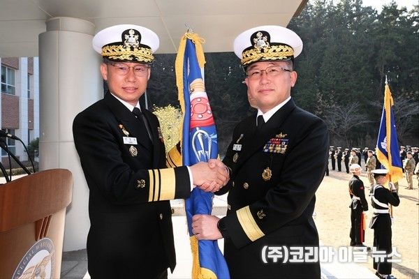 강정호 해군 교육사령관(왼쪽)이 지난 15일(목) 경남 진해 해군 특수전전단에서 열린 제11대 해군 특수전전단장 취임식에서 신임 전단장인&nbsp;박순식 제독(준장)에게 부대기를 전달하고 있다. (사진/제공=해군)