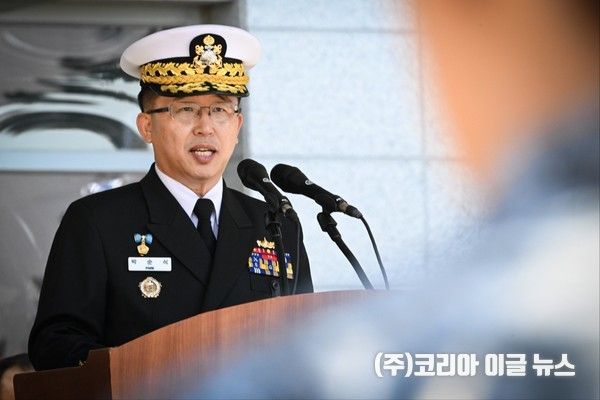 제11대 해군 특수전전단장으로 취임한 박순식 제독(준장)이 지난 15일(목) 해군 특수전전단 연병장에서 취임사를 하고 있다. (사진/제공=해군)