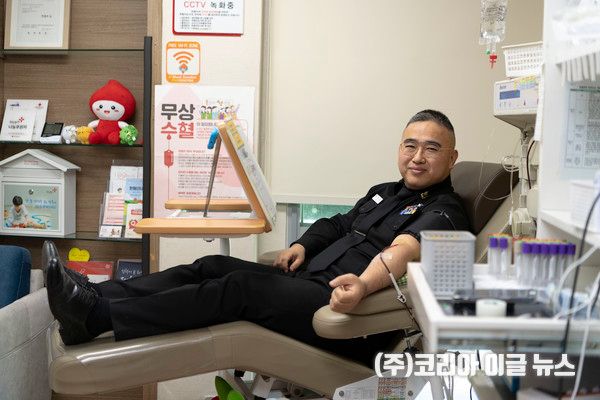 &nbsp;해군교육사령부 근무지원전대 소속 이재호 상사가 지난 30년간 헌혈 229회를 실천하고, 1월 22일 경남혈액원에 헌혈증 100장을 기부해 훈훈한 감동을 주고 있다.&nbsp; 이 상사가 헌혈증 전달식에 앞서 혈장헌혈을 하고 있다.&nbsp; &nbsp;(사진/제공=중사(진) 홍성민)