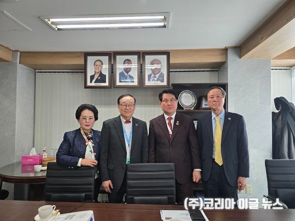 주한 케냐 대사관 방문 기념사진 / 왼쪽부터 이향란 회장,&nbsp;이재학 의장,&nbsp;안두순 총장,&nbsp;조병현 전략기획위원장