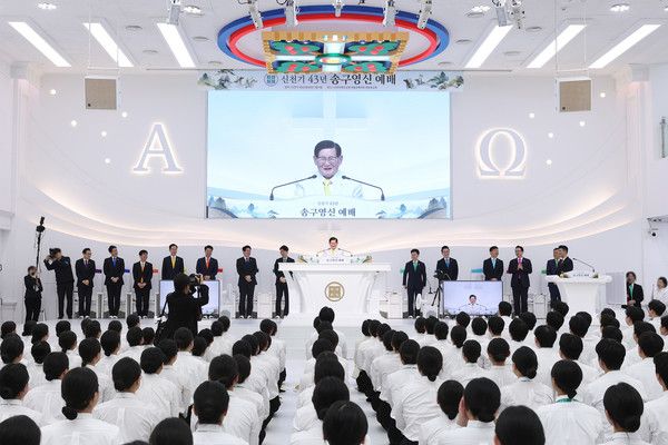 이만희 총회장이 지난 1일 신천지예수교회 바돌로매지파 영등포교회에서 진행된 2026년 송구영신 예배를 인도하고 있다.&nbsp; &nbsp;[사진 제공 = 신천지예수교회]