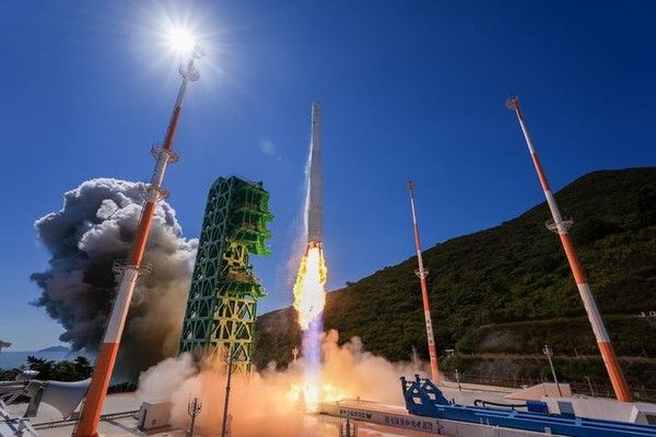 7일 전남광주 고흥 나로우주센터에서 누리호가 5차 발사돼 우주로 향하고 있다. 뉴시스