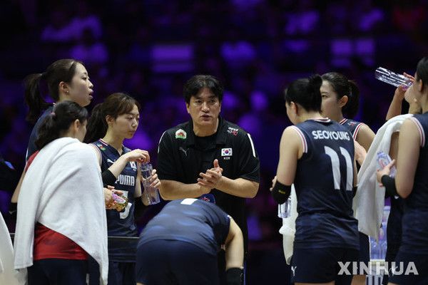 한국 여자배구 대표팀 차상현(가운데) 감독이 23일(현지 시간) 중국 톈진 올림픽센터 체육관에서 열린 2026 아시아배구연맹(AVC) 여자배구 선수권대회 조별리그 C조 2차전에서 일본과 경기 중 작전 지시를 하고 있다. 뉴시스