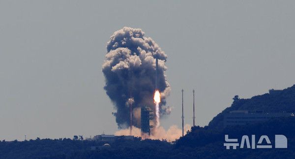 &nbsp;7일 전남광주통합특별시 고흥군 나로우주센터에서 한국형발사체 누리호가 5차 발사돼 우주로 향하고 있다. 뉴시스