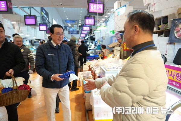 노동진 수협중앙회장이 노량진시장을 찾아 수산물 유통 상황을 점검했다.&nbsp; (사진/제공=수협중앙회)