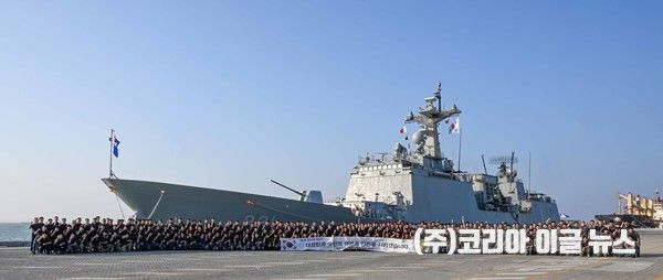 청해부대 46진 전 부대원이 오만 두큼항에 정박해 파병함인 최영함(충무공이순신급 구축함·DDH-Ⅱ·4400t급) 앞에서 기념사진을 찍고 있다. (사진/제공=해군작전사)