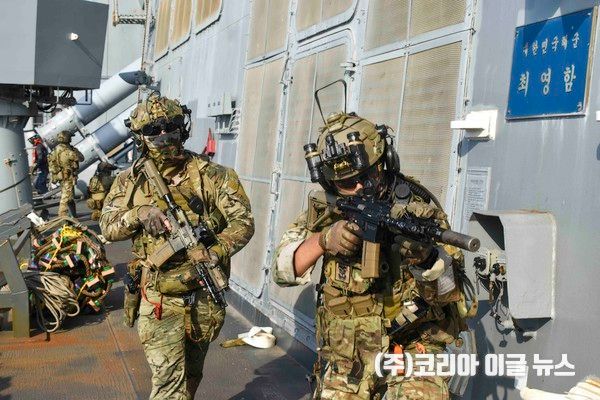 청해부대 46진 검문검색대 UDT/SEAL 대원들이 최영함(충무공이순신급 구축함·DDH-Ⅱ·4400t급)을 피랍 선박으로 가장한 상황에서 선박 침투훈련을 진행하고 있다. (사진/제공=해군작전사)