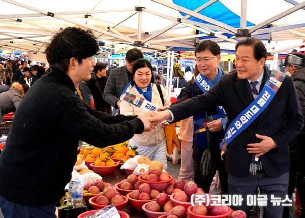 황기철 더불어민주당 진해지역위원장, 설 앞두고 전통시장 현장점검&nbsp; (사진/제공 = 김지율 국장기자)