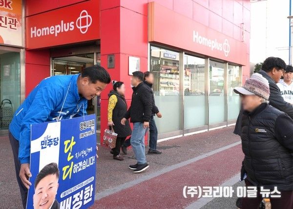창원시의원 이동.덕산.자은.풍호 선거구 배정한 예비후보, 홈플러스 앞에서 시민과 소통(사진=김지율 보도국장기자)