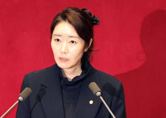 강선우 무소속 의원이 24일 오후 서울 여의도 국회에서 열린 제432회국회(임시회) 제 8차 본회의에서 자신에 대한 체포동의안 표결을 앞두고 신상 발언을 하고 있다.뉴시스